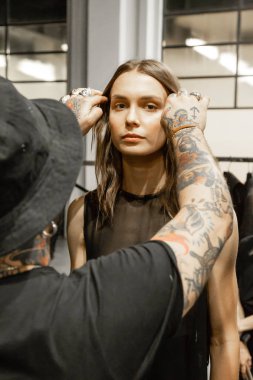 Milan, İtalya - 17 Haziran: Güzel model teşkil etmektedir backstage Isabel Benenato göstermeden önce üzerinde 17 Haziran 2018 Milan erkekler moda haftasında Milan'da sadece.