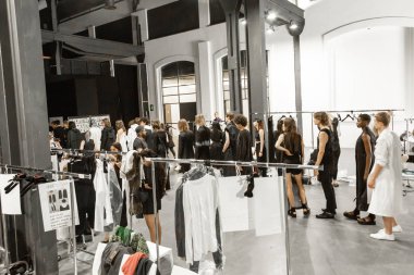 Milan, İtalya - 17 Haziran: Güzel modelleri sıraya kadar kulis Isabel Benenato göstermeden önce üzerinde 17 Haziran 2018 Milan erkekler moda haftasında Milan'da sadece.