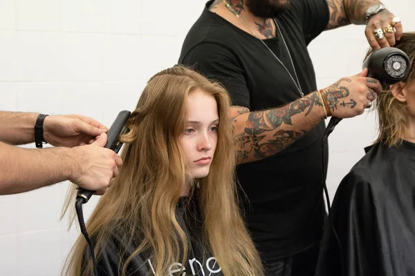 Milan, İtalya - 17 Haziran: Backstage içinde makyaj, güzel model Isabel Benenato göstermeden önce üzerinde 17 Haziran 2018 Milan erkekler moda haftasında Milan'da sadece.
