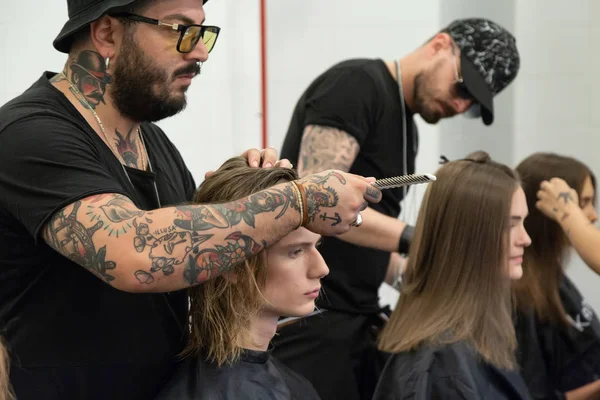 Milan, İtalya - 17 Haziran: Backstage içinde makyaj, güzel model Isabel Benenato göstermeden önce üzerinde 17 Haziran 2018 Milan erkekler moda haftasında Milan'da sadece.