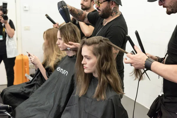 Milan, İtalya - 17 Haziran: Backstage içinde makyaj, güzel model Isabel Benenato göstermeden önce üzerinde 17 Haziran 2018 Milan erkekler moda haftasında Milan'da sadece.