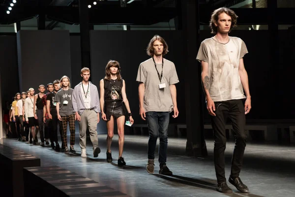 Milan, İtalya - 17 Haziran: Güzel model olun bir provadan önce üzerinde 17 Haziran 2018 Milan erkekler moda haftasında Isabel Benenato gösterisinde Milan.