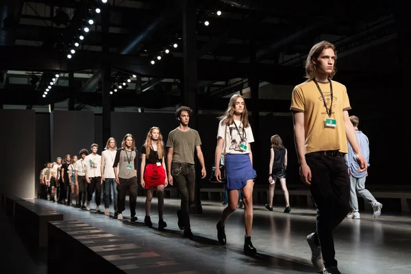 Milan, İtalya - 17 Haziran: Güzel model olun bir provadan önce üzerinde 17 Haziran 2018 Milan erkekler moda haftasında Isabel Benenato gösterisinde Milan.