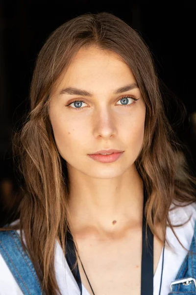 Milan, İtalya - 17 Haziran: Güzel model teşkil etmektedir backstage Isabel Benenato göstermeden önce üzerinde 17 Haziran 2018 Milan erkekler moda haftasında Milan'da sadece.