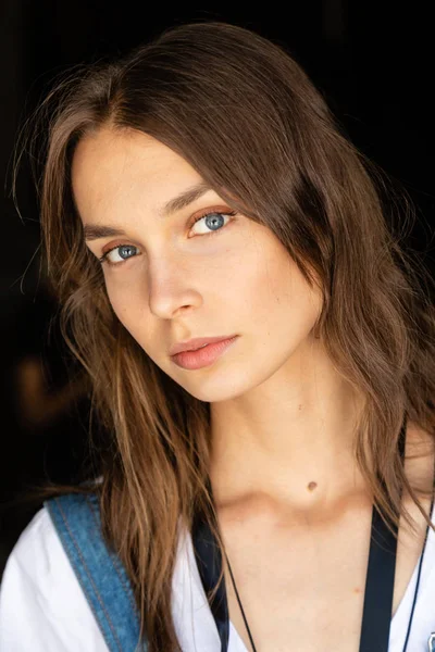 Milan, İtalya - 17 Haziran: Güzel model teşkil etmektedir backstage Isabel Benenato göstermeden önce üzerinde 17 Haziran 2018 Milan erkekler moda haftasında Milan'da sadece.