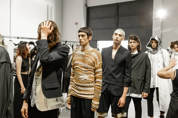 Milan, İtalya - 17 Haziran: Güzel modelleri sıraya kadar kulis Isabel Benenato göstermeden önce üzerinde 17 Haziran 2018 Milan erkekler moda haftasında Milan'da sadece.