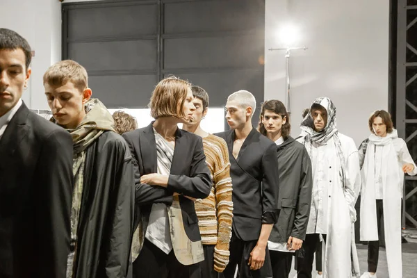 Milan, İtalya - 17 Haziran: Güzel modelleri sıraya kadar kulis Isabel Benenato göstermeden önce üzerinde 17 Haziran 2018 Milan erkekler moda haftasında Milan'da sadece.