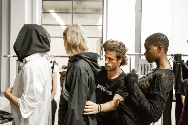 Milan, İtalya - 17 Haziran: Güzel modelleri sıraya kadar kulis Isabel Benenato göstermeden önce üzerinde 17 Haziran 2018 Milan erkekler moda haftasında Milan'da sadece.