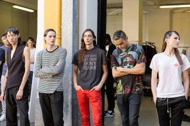 Milan, İtalya - 16 Haziran: Güzel modelleri poz backstage M1992 göstermeden önce üzerinde 16 Haziran 2018 Milan erkekler moda haftasında Milan'da sadece.