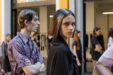 Milan, İtalya - 16 Haziran: Güzel model teşkil etmektedir backstage M1992 göstermeden önce üzerinde 16 Haziran 2018 Milan erkekler moda haftasında Milan'da sadece.