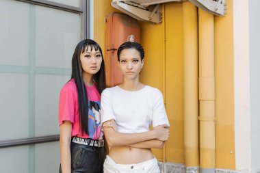 Milan, İtalya - 16 Haziran: Güzel modelleri poz backstage M1992 göstermeden önce üzerinde 16 Haziran 2018 Milan erkekler moda haftasında Milan'da sadece.