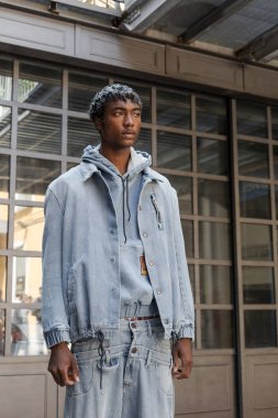 Milan, İtalya - 16 Haziran: Güzel model teşkil etmektedir backstage M1992 göstermeden önce üzerinde 16 Haziran 2018 Milan erkekler moda haftasında Milan'da sadece.