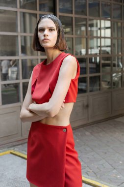 Milan, İtalya - 16 Haziran: Güzel model teşkil etmektedir backstage M1992 göstermeden önce üzerinde 16 Haziran 2018 Milan erkekler moda haftasında Milan'da sadece.