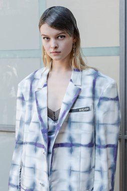 Milan, İtalya - 16 Haziran: Güzel model teşkil etmektedir backstage M1992 göstermeden önce üzerinde 16 Haziran 2018 Milan erkekler moda haftasında Milan'da sadece.