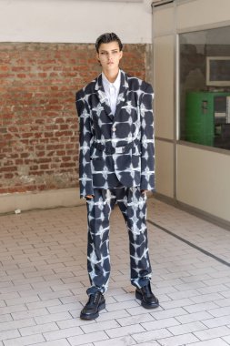 Milan, İtalya - 16 Haziran: Güzel model teşkil etmektedir backstage M1992 göstermeden önce üzerinde 16 Haziran 2018 Milan erkekler moda haftasında Milan'da sadece.