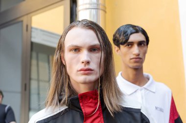 Milan, İtalya - 16 Haziran: Güzel modelleri poz backstage M1992 göstermeden önce üzerinde 16 Haziran 2018 Milan erkekler moda haftasında Milan'da sadece.