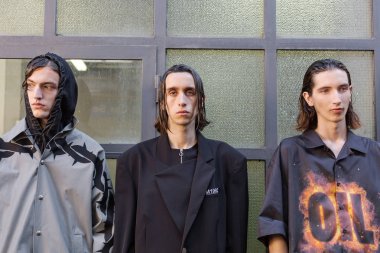 Milan, İtalya - 16 Haziran: Güzel modelleri poz backstage M1992 göstermeden önce üzerinde 16 Haziran 2018 Milan erkekler moda haftasında Milan'da sadece.