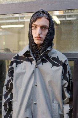 Milan, İtalya - 16 Haziran: Güzel model teşkil etmektedir backstage M1992 göstermeden önce üzerinde 16 Haziran 2018 Milan erkekler moda haftasında Milan'da sadece.