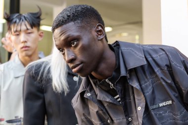 Milan, İtalya - 16 Haziran: Güzel model teşkil etmektedir backstage M1992 göstermeden önce üzerinde 16 Haziran 2018 Milan erkekler moda haftasında Milan'da sadece.