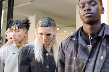 Milan, İtalya - 16 Haziran: Güzel modelleri poz backstage M1992 göstermeden önce üzerinde 16 Haziran 2018 Milan erkekler moda haftasında Milan'da sadece.