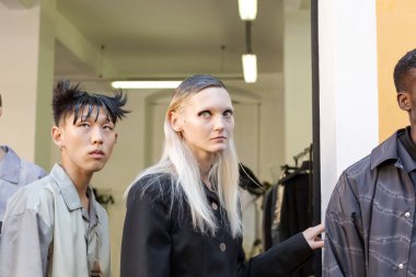 Milan, İtalya - 16 Haziran: Güzel modelleri poz backstage M1992 göstermeden önce üzerinde 16 Haziran 2018 Milan erkekler moda haftasında Milan'da sadece.