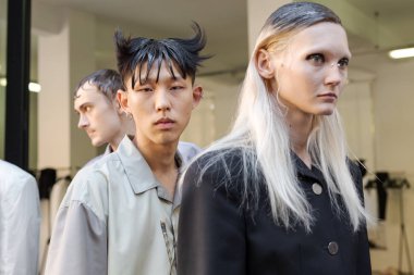 Milan, İtalya - 16 Haziran: Güzel modelleri poz backstage M1992 göstermeden önce üzerinde 16 Haziran 2018 Milan erkekler moda haftasında Milan'da sadece.