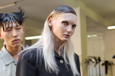 Milan, İtalya - 16 Haziran: Güzel model teşkil etmektedir backstage M1992 göstermeden önce üzerinde 16 Haziran 2018 Milan erkekler moda haftasında Milan'da sadece.
