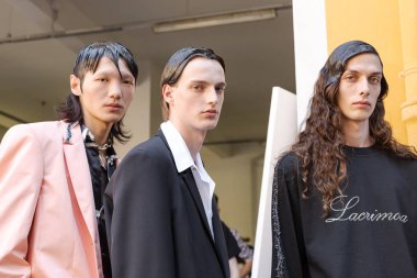 Milan, İtalya - 16 Haziran: Güzel modelleri poz backstage M1992 göstermeden önce üzerinde 16 Haziran 2018 Milan erkekler moda haftasında Milan'da sadece.