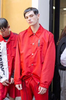 Milan, İtalya - 16 Haziran: Güzel model teşkil etmektedir backstage M1992 göstermeden önce üzerinde 16 Haziran 2018 Milan erkekler moda haftasında Milan'da sadece.