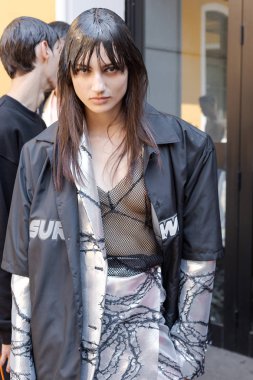 Milan, İtalya - 16 Haziran: Güzel model teşkil etmektedir backstage M1992 göstermeden önce üzerinde 16 Haziran 2018 Milan erkekler moda haftasında Milan'da sadece.