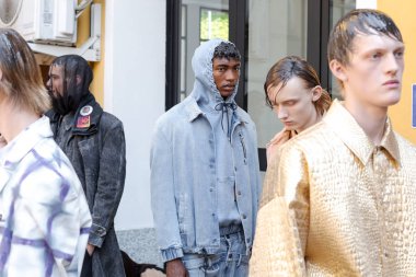 Milan, İtalya - 16 Haziran: Güzel modelleri poz backstage M1992 göstermeden önce üzerinde 16 Haziran 2018 Milan erkekler moda haftasında Milan'da sadece.