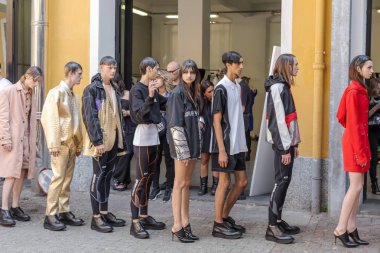 Milan, İtalya - 16 Haziran: Güzel modelleri sıraya kadar kulis M1992 göstermeden önce üzerinde 16 Haziran 2018 Milan erkekler moda haftasında Milan'da sadece.