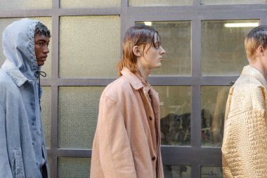 Milan, İtalya - 16 Haziran: Güzel modelleri poz backstage M1992 göstermeden önce üzerinde 16 Haziran 2018 Milan erkekler moda haftasında Milan'da sadece.