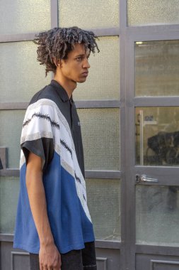 Milan, İtalya - 16 Haziran: Güzel model teşkil etmektedir backstage M1992 göstermeden önce üzerinde 16 Haziran 2018 Milan erkekler moda haftasında Milan'da sadece.