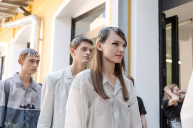 Milan, İtalya - 16 Haziran: Güzel modelleri poz backstage M1992 göstermeden önce üzerinde 16 Haziran 2018 Milan erkekler moda haftasında Milan'da sadece.