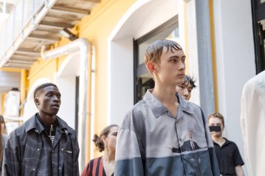 Milan, İtalya - 16 Haziran: Güzel modelleri poz backstage M1992 göstermeden önce üzerinde 16 Haziran 2018 Milan erkekler moda haftasında Milan'da sadece.