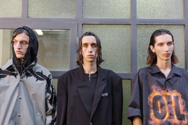 Milan, İtalya - 16 Haziran: Güzel modelleri poz backstage M1992 göstermeden önce üzerinde 16 Haziran 2018 Milan erkekler moda haftasında Milan'da sadece.