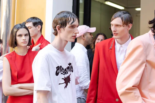 Milan, İtalya - 16 Haziran: Güzel modelleri poz backstage M1992 göstermeden önce üzerinde 16 Haziran 2018 Milan erkekler moda haftasında Milan'da sadece.