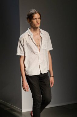 Milan, İtalya - 16 Haziran: Provadan önce Milano'da Miguel Vieira gösterisi sırasında 16 Haziran 2018 Milan erkekler moda haftasında bir güzel model yapar.