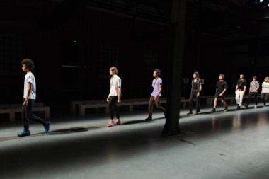 Milan, İtalya - 16 Haziran: Güzel modeller yapmak bir provadan önce üzerinde 16 Haziran 2018 Milan erkekler moda haftasında Miguel Vieira gösterisinde Milan.