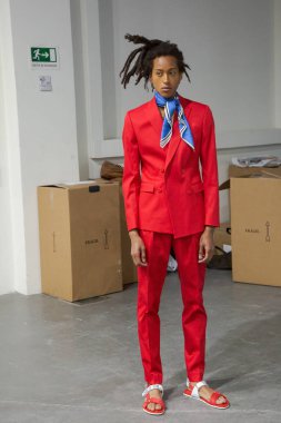 Milan, İtalya - 16 Haziran: Güzel model teşkil etmektedir backstage Miguel Vieira göstermeden önce üzerinde 16 Haziran 2018 Milan erkekler moda haftasında Milan'da sadece.