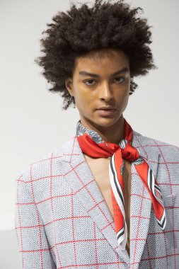 Milan, İtalya - 16 Haziran: Güzel model teşkil etmektedir backstage Miguel Vieira göstermeden önce üzerinde 16 Haziran 2018 Milan erkekler moda haftasında Milan'da sadece.