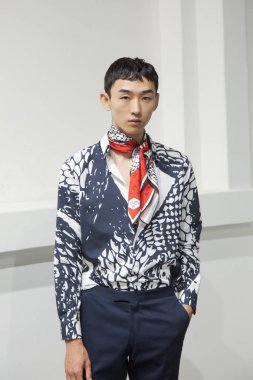 Milan, İtalya - 16 Haziran: Güzel model teşkil etmektedir backstage Miguel Vieira göstermeden önce üzerinde 16 Haziran 2018 Milan erkekler moda haftasında Milan'da sadece.