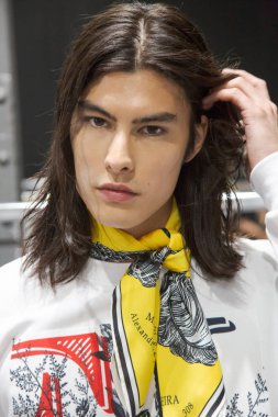 Milan, İtalya - 16 Haziran: Güzel model teşkil etmektedir backstage Miguel Vieira göstermeden önce üzerinde 16 Haziran 2018 Milan erkekler moda haftasında Milan'da sadece.