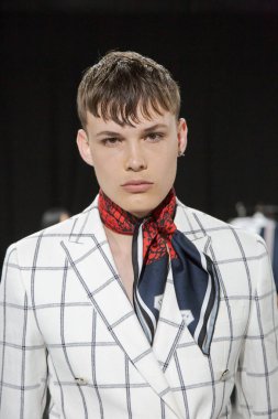 Milan, İtalya - 16 Haziran: Güzel model teşkil etmektedir backstage Miguel Vieira göstermeden önce üzerinde 16 Haziran 2018 Milan erkekler moda haftasında Milan'da sadece.
