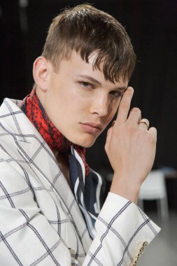 Milan, İtalya - 16 Haziran: Güzel model teşkil etmektedir backstage Miguel Vieira göstermeden önce üzerinde 16 Haziran 2018 Milan erkekler moda haftasında Milan'da sadece.