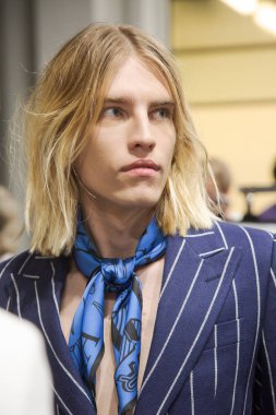 Milan, İtalya - 16 Haziran: Güzel model teşkil etmektedir backstage Miguel Vieira göstermeden önce üzerinde 16 Haziran 2018 Milan erkekler moda haftasında Milan'da sadece.