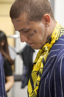 Milan, İtalya - 16 Haziran: Güzel model teşkil etmektedir backstage Miguel Vieira göstermeden önce üzerinde 16 Haziran 2018 Milan erkekler moda haftasında Milan'da sadece.