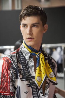 Milan, İtalya - 16 Haziran: Güzel model teşkil etmektedir backstage Miguel Vieira göstermeden önce üzerinde 16 Haziran 2018 Milan erkekler moda haftasında Milan'da sadece.
