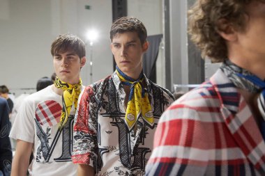 Milan, İtalya - 16 Haziran: Güzel modelleri poz backstage Miguel Vieira göstermeden önce üzerinde 16 Haziran 2018 Milan erkekler moda haftasında Milan'da sadece.